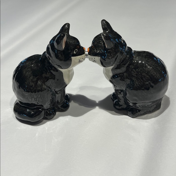 Vintage Other - EUC Vintage Pair of Black Cat Magnetic salt and pepper shakers